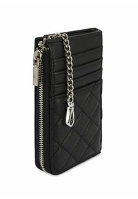 Czarny pikowany portfel wykonany z materiału syntetycznego, wyposażony w zamek błyskawiczny, sześć przegródek na karty oraz srebrny łańcuszek do przymocowania.