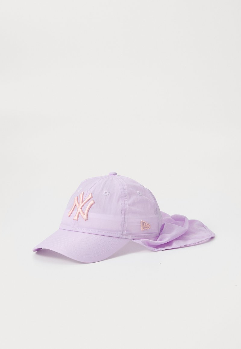 Svetlofialová čiapka s ohnutým šiltom, so vyšívaným logom v svetloružovej farbe a pripevneným splývajúcim šálom vzadu.