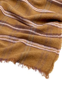 Pled w paski w odcieniach brązu i beżu o miękkiej, teksturowanej powierzchni, z frędzlami na krawędziach i subtelnymi różnicami kolorystycznymi.