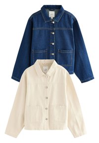 Două jachete casual cu nasturi, una din denim albastru închis și una albă-crem, fiecare cu guler și două buzunare cusute în față.