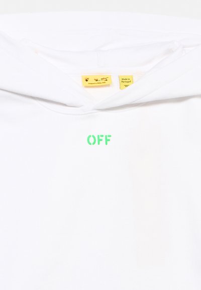 Бяла суитшърт с качулка с зелен текст "OFF" под яката и два жълти етикета с надписи "Designed in Milan, Italy" и "Made in Portugal."
