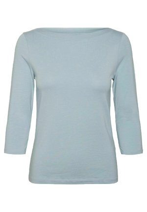 Haut femme bleu clair à manches trois quarts, encolure bateau, tissu uni et coupe ajustée.