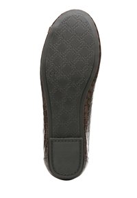 Semelle de chaussure en cuir de crocodile synthétique marron avec motif de grip texturé, bout arrondi et accent rectangulaire au talon.