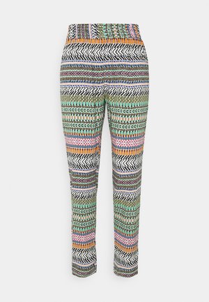 Pantalon slim avec ceinture élastique, présentant des rayures horizontales multicolores et des motifs géométriques en noir, blanc, orange, vert et bleu.