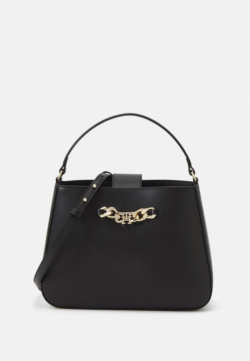Sac à main en cuir noir avec poignée courte et bandoulière réglable, ornée d'une chaîne dorée et d'un logo sur le devant.