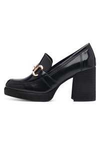 Mocassin à talon aiguille en cuir verni noir avec un talon bloc, boucles décoratives en or et semelle plateforme, présenté de côté.