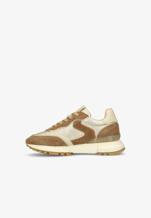 Beige en bruine suède en leren sneaker met dikke witte zool en gestructureerd rubberen loopvlak, zijaanzicht.