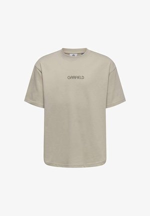 T-shirt beige à manches courtes avec col rond et le mot « GARFIELD » imprimé en petit, dans une police simple sur la poitrine.