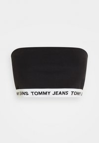 Czarny top bandeau wykonany z elastycznej tkaniny, z kontrastową białą taśmą z napisem "TOMMY JEANS" wzdłuż dolnej krawędzi.