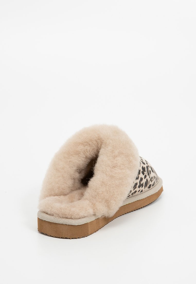 Faux-Fur gefütterter Hausschuh mit Leopardenmuster außen und beigefarbenem Gummi-Sohle, von hinten-rechts auf einem weißen Hintergrund betrachtet.