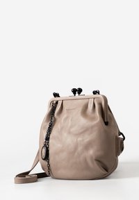 Borsa a secchiello in pelle beige con cima arricciata, accessori neri e un dettaglio in catena. Include una tracolla rimovibile e una superficie testurizzata.