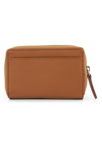 Portafoglio in pelle marrone con superficie texture, forma rettangolare, chiusura con zip e una piccola linguetta in pelle sul lato.