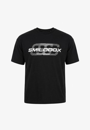 Zwart T-shirt met korte mouwen met witte vervormde "SMILODOX" tekst en grafische lijnen over de borst, ronde hals, eenvoudige stijl.
