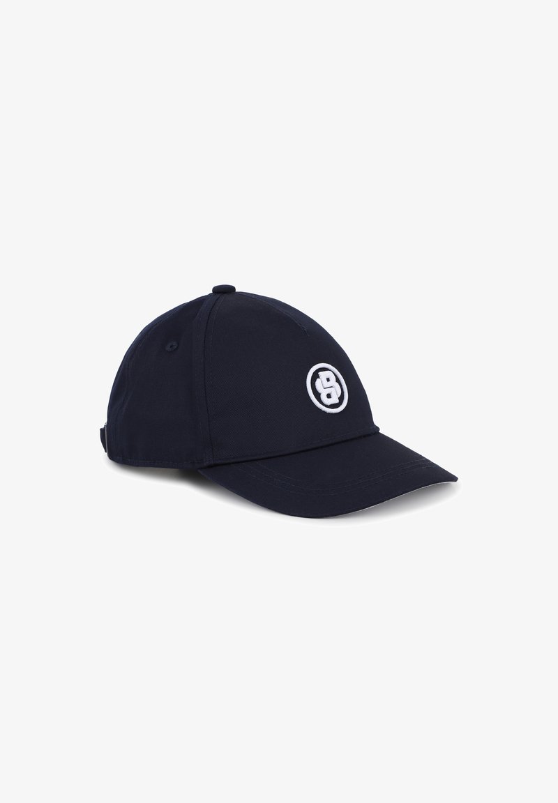 Casquette de baseball navy en tissu avec une visière incurvée, arborant un logo brodé blanc à l'avant et une sangle réglable à l'arrière.