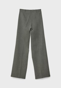 Pantalon gris foncé à jambes larges avec passants de ceinture, pli avant et sans poches visibles, posé à plat sur un fond blanc.