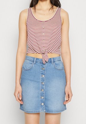 Gestreepte cropped top in crème en bordeaux met knoopsluiting aan de voorkant, gecombineerd met een lichtblauwe denim rok met knoopsluiting en zakken aan de voorkant.