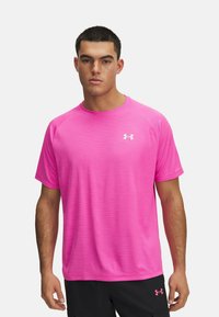 Kurze-Ärmel-Sportshirt in leuchtendem Pink mit strukturierter Oberfl�äche. Mit kleinem weißen Logo oben links. Normale Passform und runder Ausschnitt.
