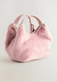 Růžová huňatá kabelka s dvojitými koženými popruhy a zaobleným tvarem. Měkká textura a minimalistický design zdůrazňující její plyšovou povrchovou úpravu.