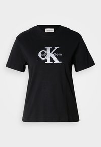 Svart bomulls-T-skjorte med en sølvbrodert logo, rund hals og korte ermer. Enkel design med avslappet passform.