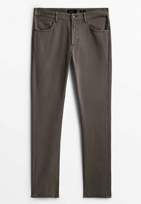 Pantalon pour homme coupe ajustée en marron foncé avec fermeture à bouton et fermeture éclair à l'avant, poches avant et passants pour ceinture.
