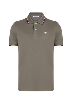 Khaki polo-shirt med krave, tre knaplukninger, korte ærmer og stribede detaljer i marineblå og rød på ærmeslutzene. Broderet logo på brystet.