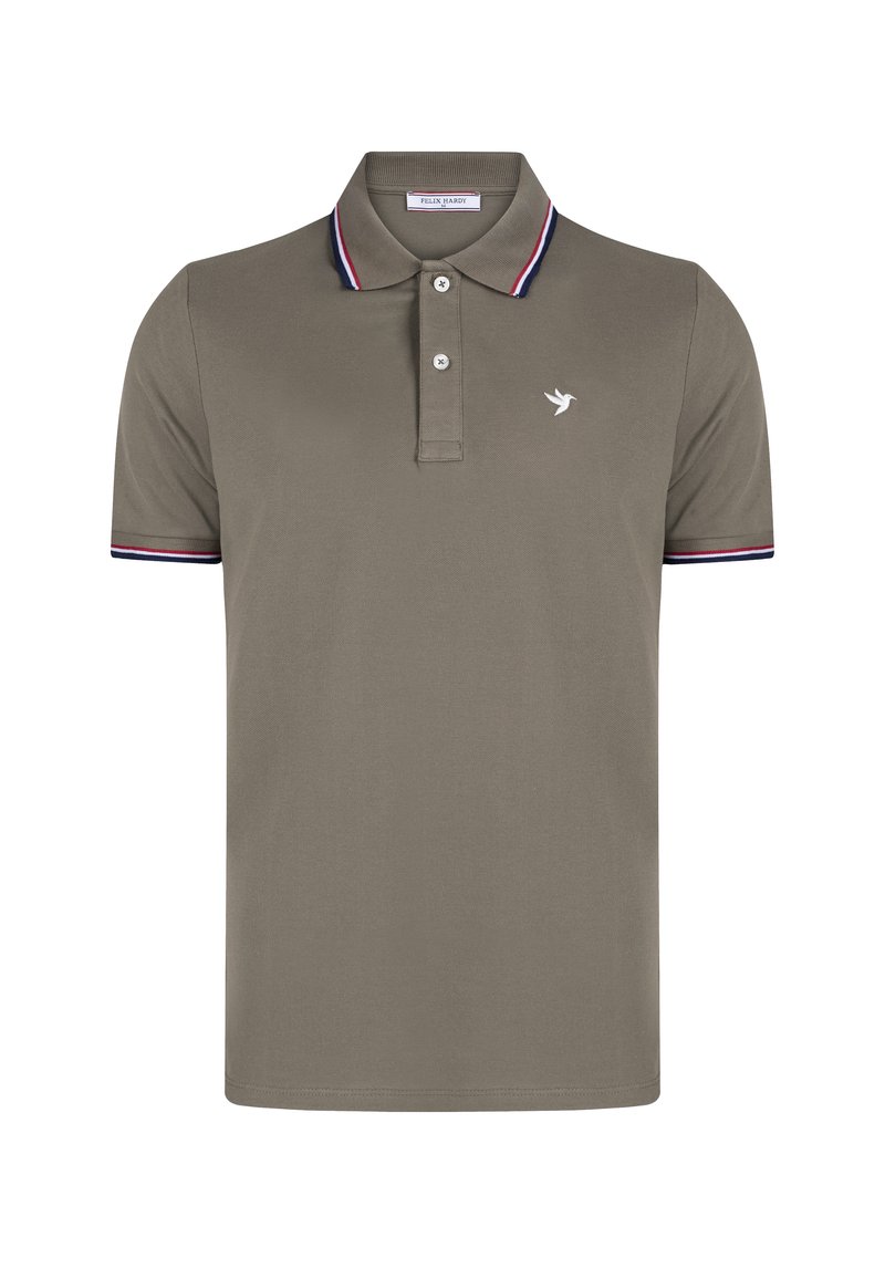 Camisa polo color caqui con cuello, tapeta de tres botones, mangas cortas y detalles a rayas en azul marino y rojo en los puños. Logo bordado en el pecho.