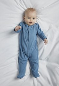 Blå babybody i mjukt tyg, med långa ärmar, fullängdsben och tryckknappar fram mot en vit bakgrund.