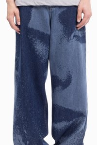 Jeans iz jeansa z širokimi hlačnicami, modre barve z strukturiranim abstraktnim vzorcem in kontrastnim šivanjem vzdolž šivov.