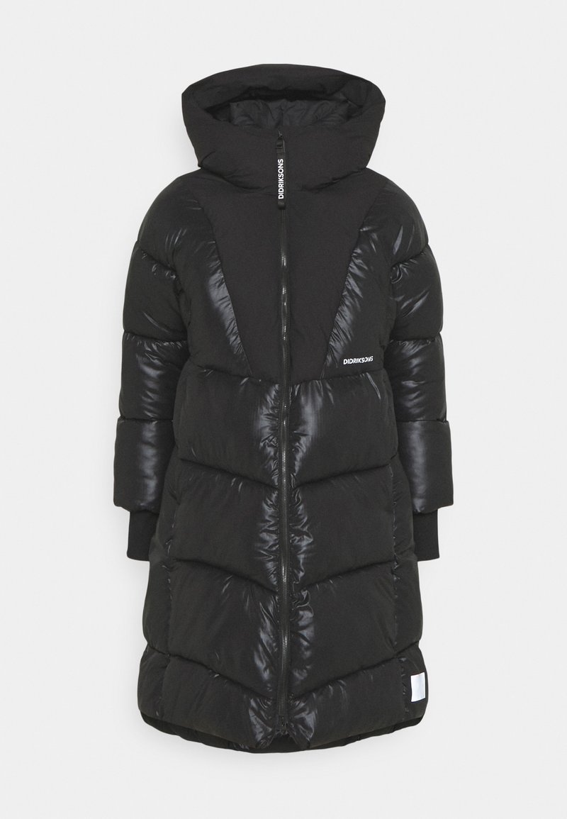 Manteau d'hiver long noir matelassé avec capuche, fermeture éclair à l'avant, coutures en biais et logo Didriksons sur la poitrine et le curseur de la fermeture éclair.