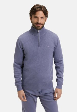 Pull à col zippé violet avec col et poignets côtelés, fabriqué en tricot texturé. Présente un petit logo sur la poitrine.