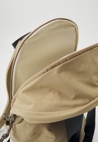 The North Face W NEVER STOP DAYPACK - Nahrbtnik - tan/black