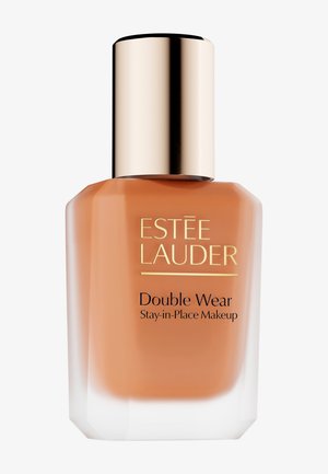 Bouteille en plastique de forme carrée, fond transparent et bouchon métallique doré. Contient un liquide brun moyen étiqueté "Double Wear" par Estée Lauder.