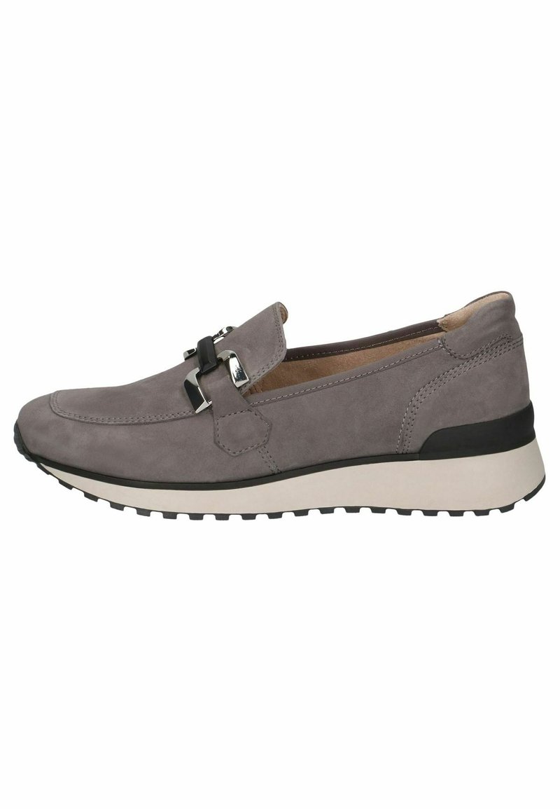 Chaussure à enfiler en daim gris avec détail boucle noire et argentée, semelle épaisse blanche et semelle extérieure noire crantée.