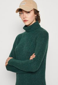 Pieces PCELLEN HIGH NECK - Stickad klänning - trekking green