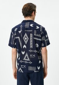 Koton SHORT SLEEVE ETHNIC PATTERNED - Skjorta - mottled dark blue
