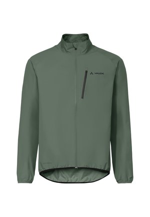 Lichtgewicht herenjack in olijfgroen met volledige ritssluiting aan de voorkant, hoge kraag, elastische manchetten en een verticale ritszak op de rechterborst.