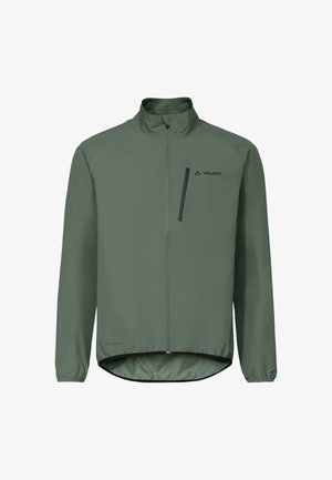 Giacca leggera da uomo verde oliva con cerniera frontale completa, collo alto, polsini elasticizzati e tasca verticale con cerniera sul petto lato destro.