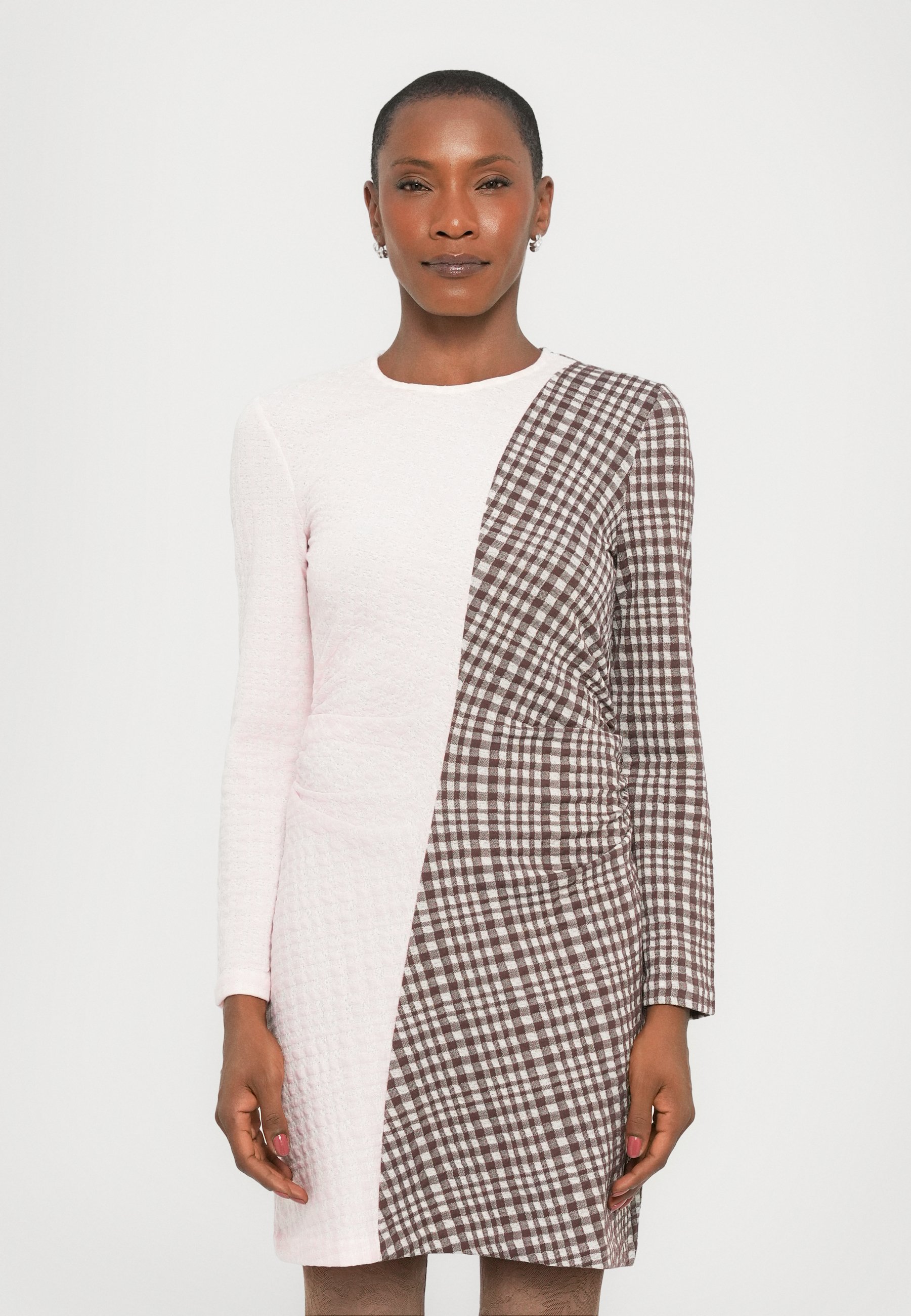 Stine Goya CHECKERED SHORT DRESS - Jersey dress - brown/light pink/brown -  Zalando.ie
