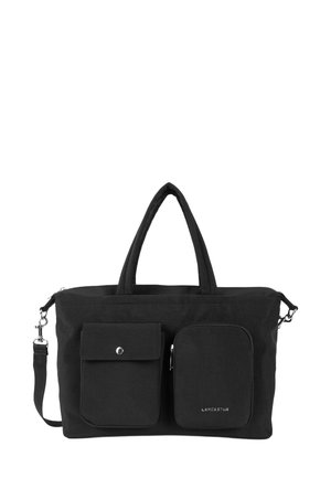Borsa tote nera in tela con due tasche frontali, una con una patta a pressione e una con zip. Presenta manici doppi e una tracolla rimovibile.