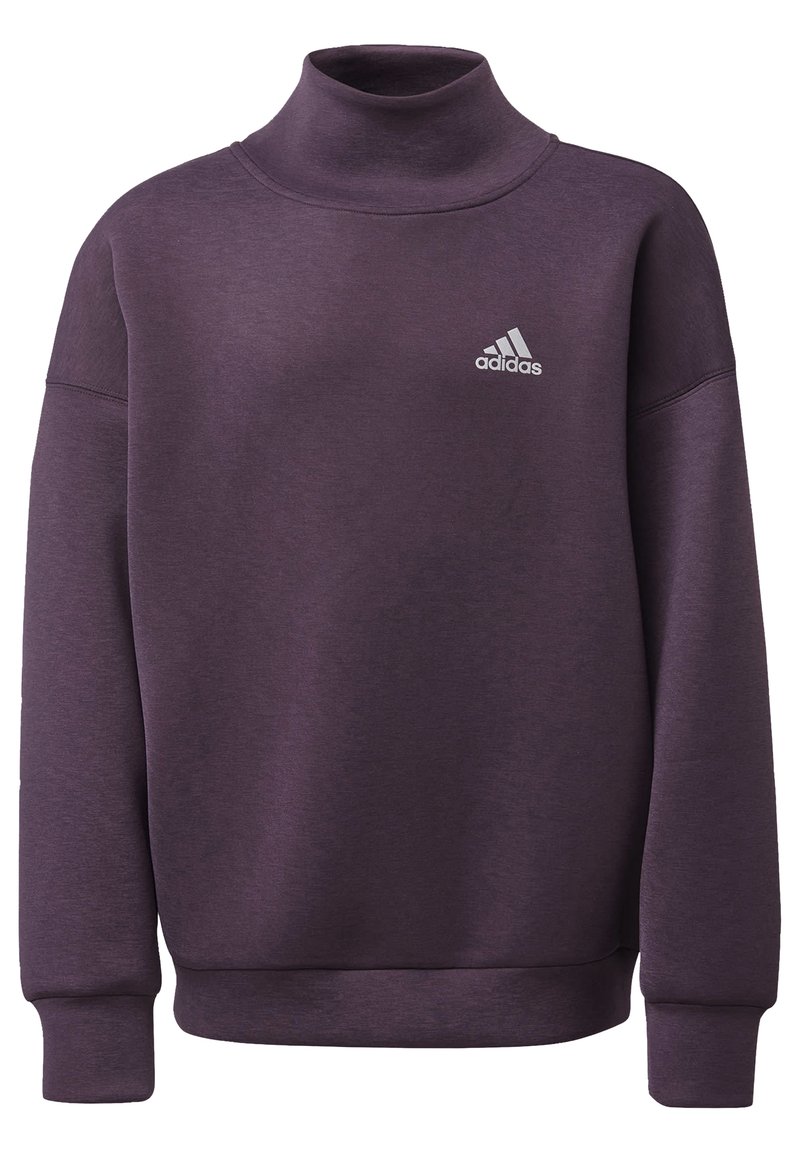 Sudadera morada con un cuello alto, fabricada con un tejido suave. Presenta un pequeño logo blanco de Adidas en el pecho. Mangas largas y puños acanalados.