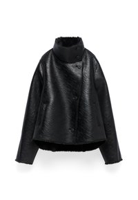 Giubbotto di pelle nera con colletto alto, quattro bottoni e due tasche laterali. Texture liscia con orlo leggermente accorciato e foderato in pile.