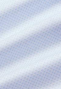 Jasnoniebieska tkanina z teksturowym wzorem małych kwadratów, z subtelnym efektem gradientu i gładką powierzchnią.