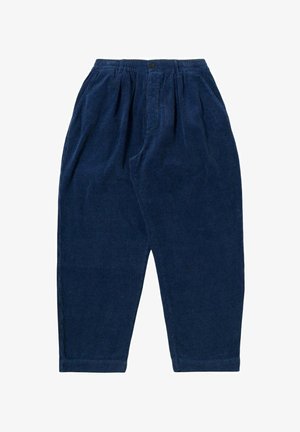 Pantaloni di velluto a coste color blu navy con vestibilità rilassata, pieghe sulla parte anteriore, tasche laterali e chiusura con bottone in vita. Tessuto morbido con righe verticali.