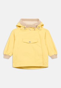 Κίτρινο αδιάβροχο με κουκούλα, μπεζ ριμπ γύρω από το λαιμό, ελαστικά μανίκια και μπροστινή τσέπη με κούμπωμα. Ελαφρύ, ανθεκτικό στο νερό ύφασμα.