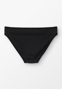 Fekete bikini alsó sima textúrával, rugalmas derékpánttal és minimális takarású dizájnnal. Nincsenek látható minták vagy díszítések.