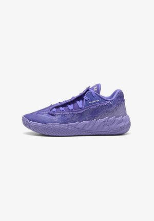 Scarpa sportiva bassa viola con tomaia strutturata, suola spessa e lacci parzialmente coperti, vista laterale su sfondo bianco.