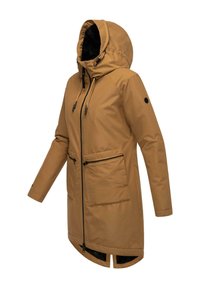 Barna kapucnis parkas, elől cipzárral, két nagy elülső zsebbel, állítható húzózsinórral és puha fekete béléssel ellátott kapucnival, lekerekített alsó élekkel.