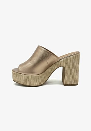 Mule in pelle bronzo con punta aperta, suola platform intrecciata e tacco alto spesso, vista lateralmente su sfondo bianco.