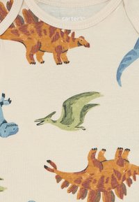 Bežs audums ar krāsainiem ilustrētiem dinozauriem, tostarp oranžs stegosaurus, zaļš pterodaktils un zils tiranozaurus reks, multfilmu stilā.