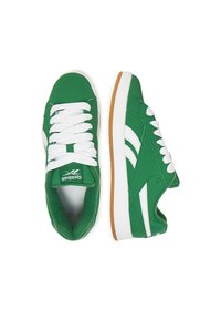 Zelené tenisky s bielymi akcentmi a šnúrkami, s vycpaným golierom a textúrovanou gumovou podrážkou. Vyrobené z syntetického materiálu s elegantným dizajnom.